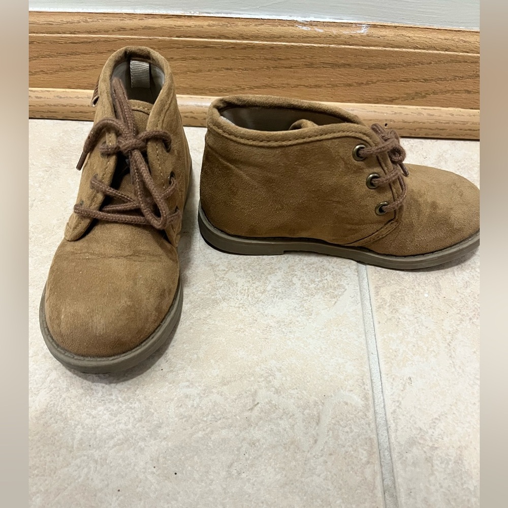 Old Navy Sueded Desert Boots For Toddler - Picture 3 of 10